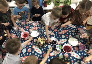 Dzieci wykonują deser jogurtowo- owocowy